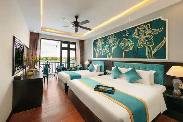 غرفة بريميوم ثلاثية بثلاثة أسرّة بإطلالة على الحديقة بشرفة، Silk River Hoi An Hotel & Spa 2/4