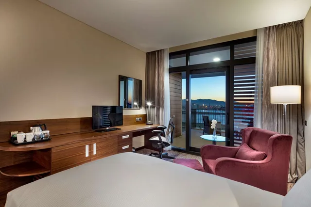 غرفة بسرير كينج بإطلالة على البحر، Hilton Garden Inn Izmir Bayrakli 2/2