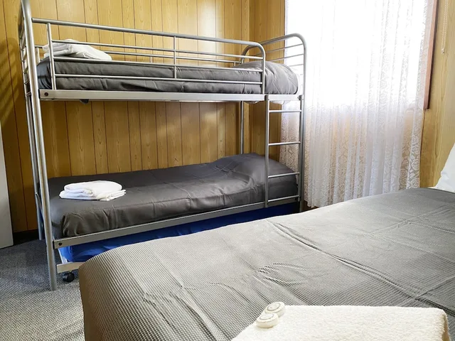 كابينة كومفورت بسرير كوين وسرير مزدوج وسرير بطابقين بغرفتي نوم، Limestone Coast Tourist Park 4/5