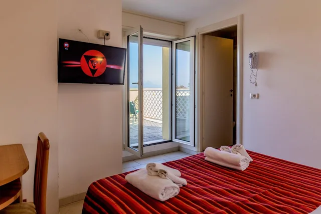 غرفة بسرير مزدوج بإطلالة على البحر، Hotel Beverly 2/9