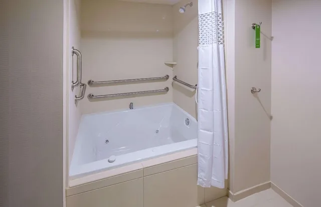 غرفة بسرير كينج بحوض جاكوزي لذوي الإعاقة، Hampton Inn Augusta Fort Eisenhower 6/6