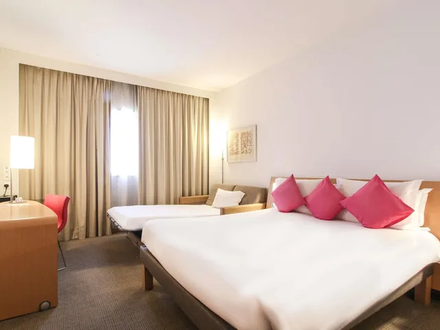 غرفة كومفورت بسرير مزدوج مع أريكة، Novotel Tunis 3/5