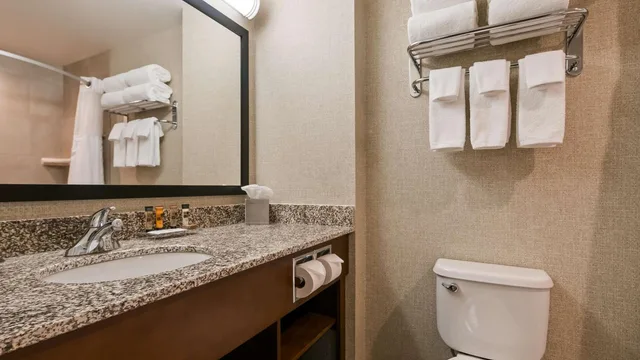 غرفة بسرير كوين، Best Western Plus Service Inn and Suites 6/8