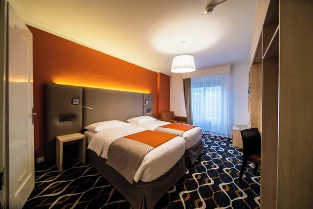 غرفة كلاسيكية بسريرين منفصلين مع أريكة، Eden Hotel 1/2