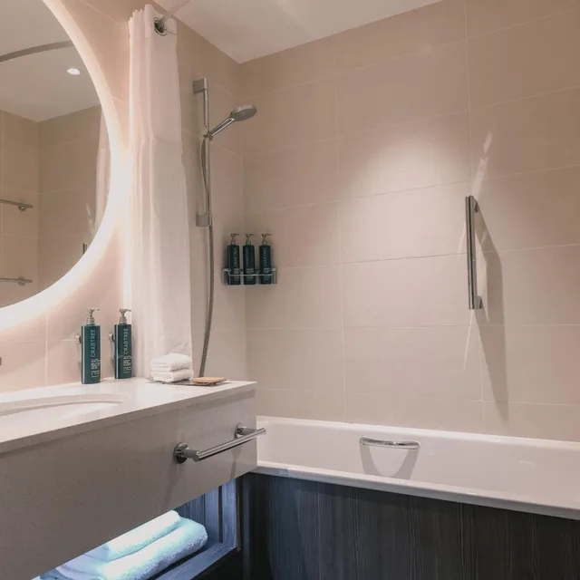 غرفة بسرير كوين بحوض استحمام، Hilton Aberdeen TECA 2/2