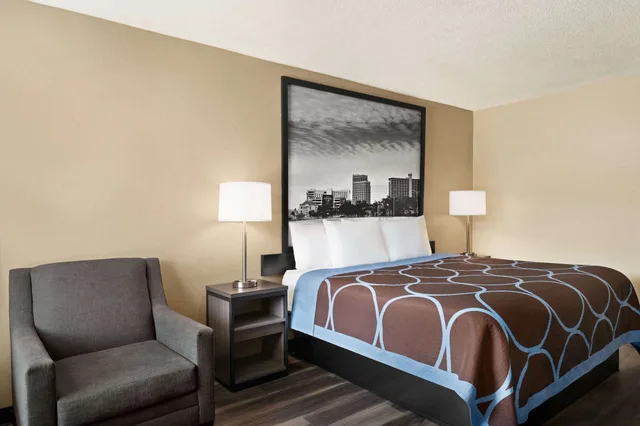 غرفة بسرير كينج للمدخنين لذوي الإعاقة، Super 8 By Wyndham Gulfport Near Biloxi 1/3