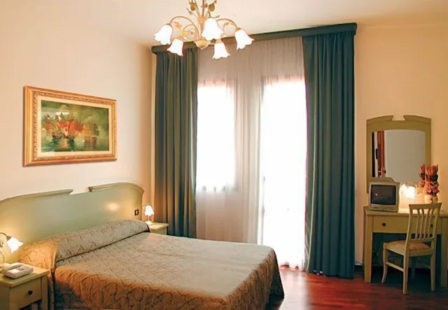 غرفة ثلاثية بسرير مزدوج وسرير فردي، Hotel Altieri 1/5