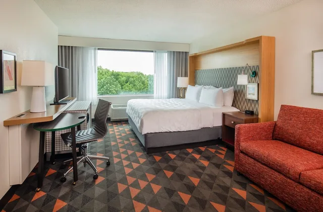 غرفة بريميوم ركنية بسرير كينج، Holiday Inn Newport News - Hampton 4/6