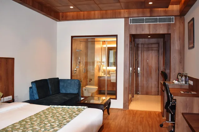 Club, Queen Bed, Valley View, Balcony، The Orchid Manali 3/4