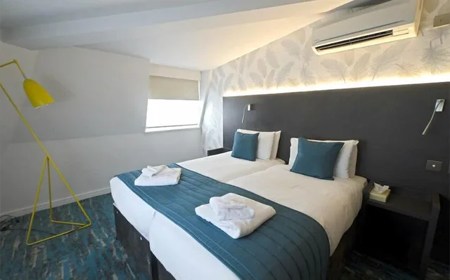 غرفة سوبيريور بسريرين منفصلين، Commodore Hotel London 3/6