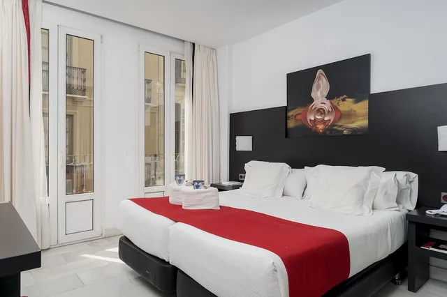 Deluxe, Twin Beds, City or Patio View، Del Pintor 4/7