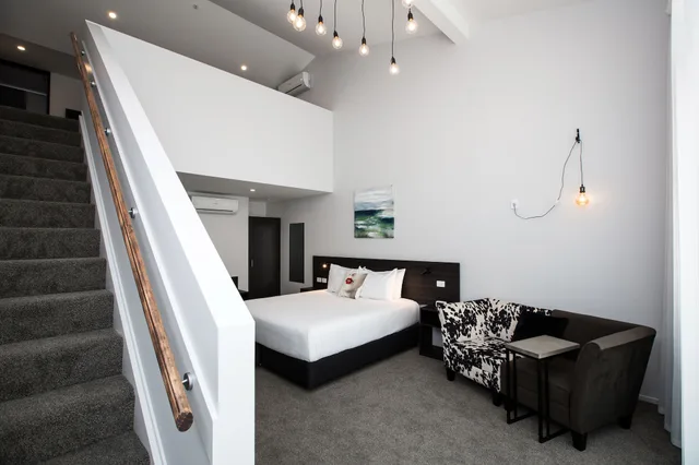 Mezzanine, 2 Bedrooms, Double or Twin Bed، The Metrotel Motel 2/3
