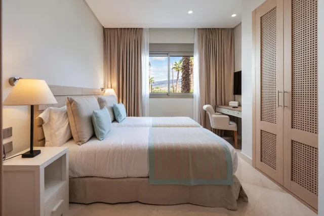 جناح مفرد بـ3 غرف نوم بإطلالة جزئية على البحر، Las Terrazas de Abama Suites 5/7