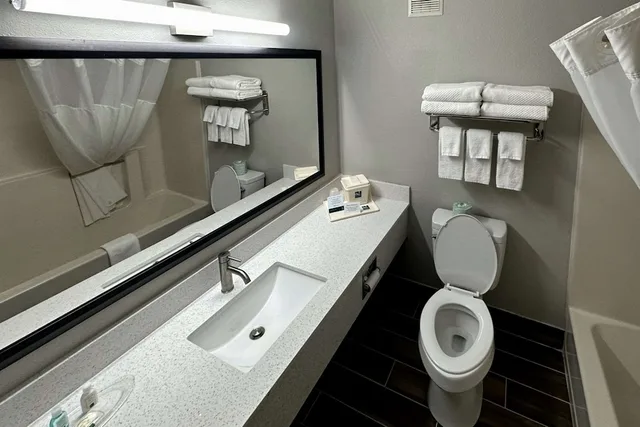 جناح بسرير كينج مع أريكة، Quality Suites Near West Acres 6/6