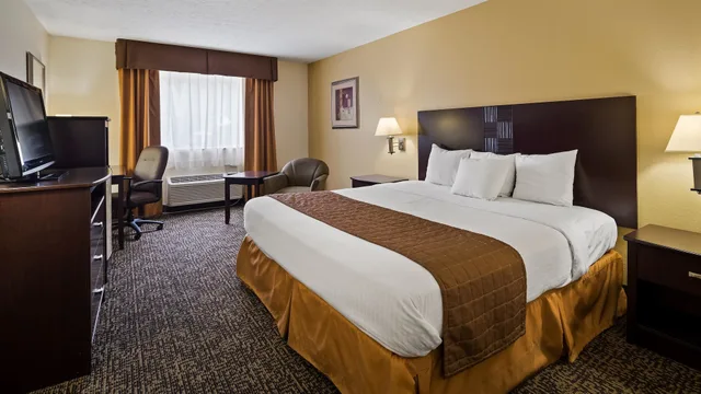 غرفة قياسية بسرير كينج، Best Western Inn Elyria 1/3