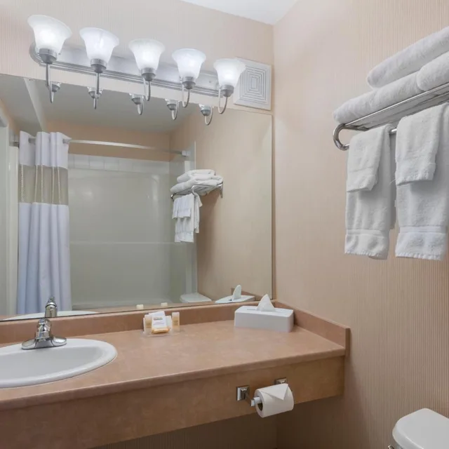 استوديو بسرير كينج وسرير كوين، Days Inn Suites By Wyndham Cochrane 6/6