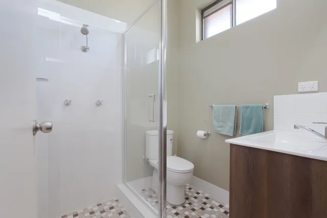 غرفة عائلية بسرير كوين وسريرين منفصلين في الطابق الأرضي، Sapphire Palms Motel 7/8