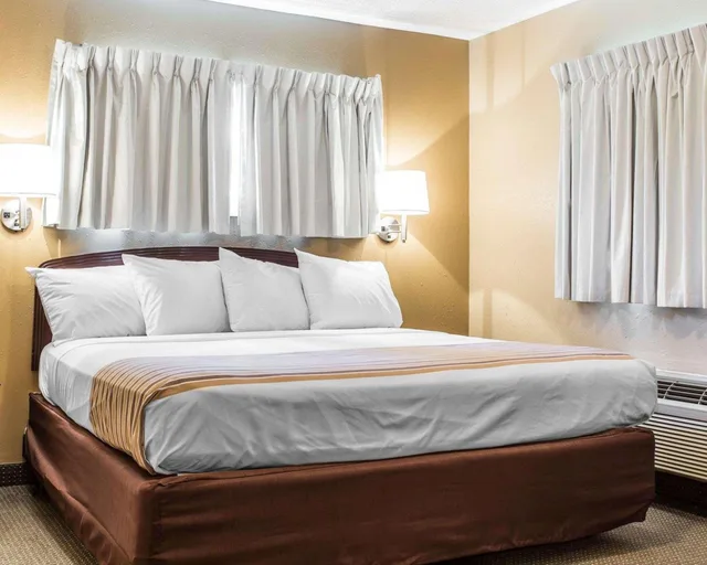 غرفة بسرير كينج، Suburban Studios Kennesaw Marietta North 1/3