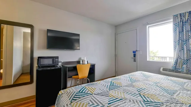 غرفة قياسية بسرير كينج، Motel6 Gallup, NM 3/8
