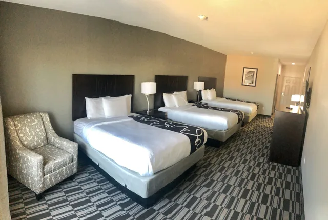 Basic, Triple, 3 Queen Beds, Catoosa Inn and Suites 1/3