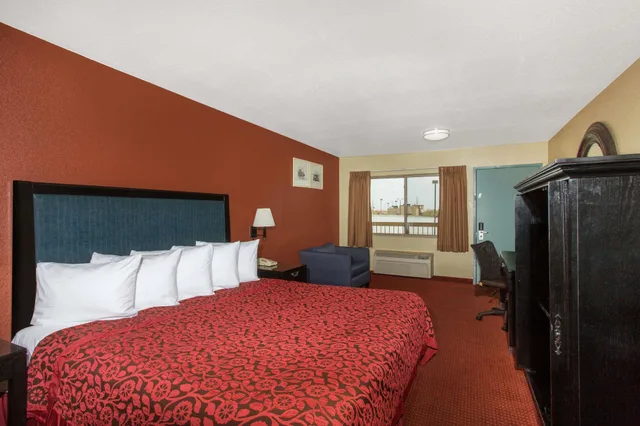 غرفة قياسية بسرير كينج، Days Inn by Wyndham Buckeye 1/7