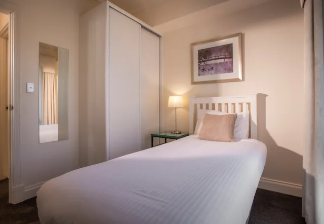 شقة بسريرين منفصلين وسرير كينج وسرير بطابقين بـ3 غرف نوم مع أريكة، Majestic Old Lion Apartments 2/5
