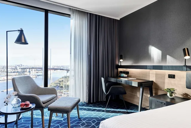 غرفة بريميير بسرير كينج بإطلالة على المرفأ، Vibe Hotel Melbourne Docklands 2/4