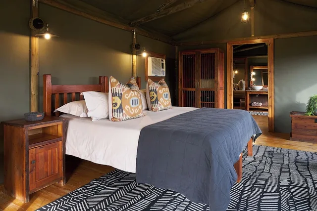 Luxury, Family, Double and Twin Beds, Buffelsdrift Game Lodge 3/10