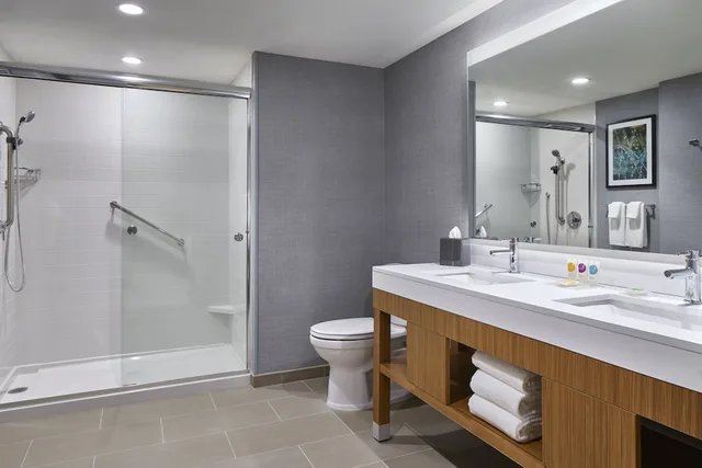 غرفة بسرير كينج بإطلالة على النهر مع أريكة، Hyatt Place Wilmington Riverfront 7/10