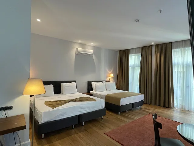 غرفة عائلية بسريرين كوين مع أريكة، Misafir Suites 8 Istanbul. 2/5