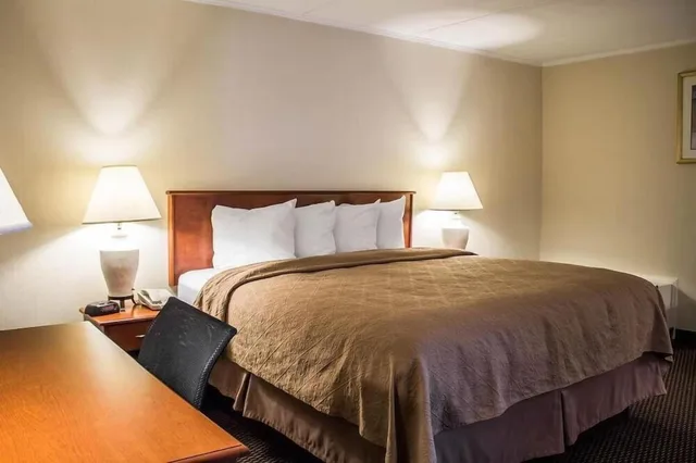 غرفة بسرير كينج وسرير كوين، Rodeway Inn & Suites Youngstown 1/1