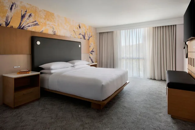 غرفة كلوب بسرير كينج، Westchester Marriott 1/9