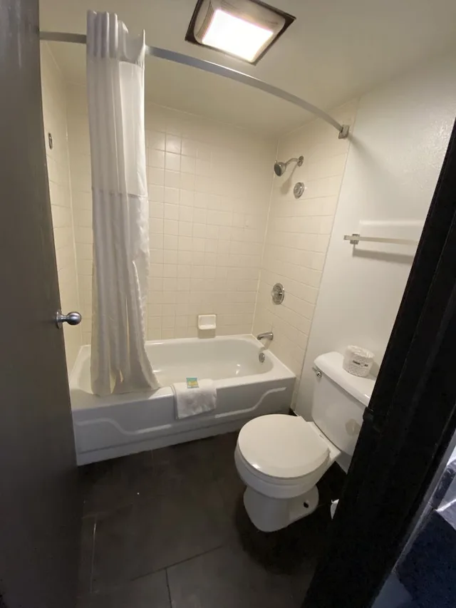 جناح شهر العسل بسرير كينج بجاكوزي، Travelodge Cleveland/Willoughby 5/7