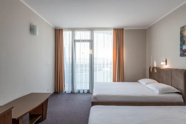 غرفة كومفورت بشرفة، Trakia Plaza Hotel and Apartments 1/1