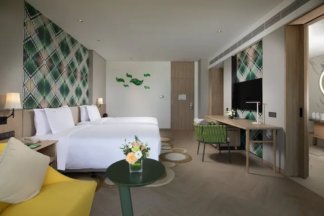 غرفة قياسية بسريرين منفصلين بإطلالة على الحديقة بشرفة، Holiday Inn Resort Qionghai Guantang 3/7