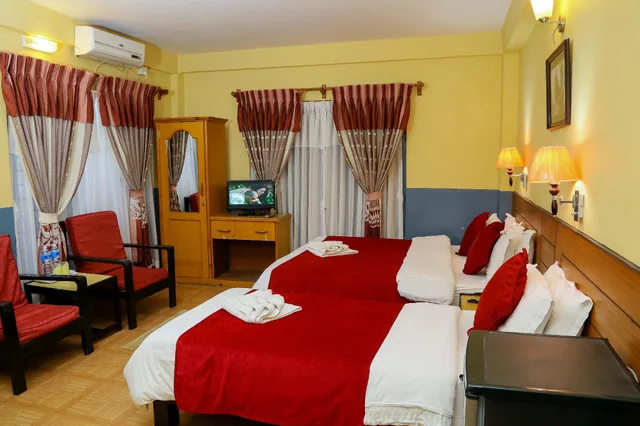 غرفة ديلوكس عائلية بشرفة، The Silver Oaks Inn 2/2