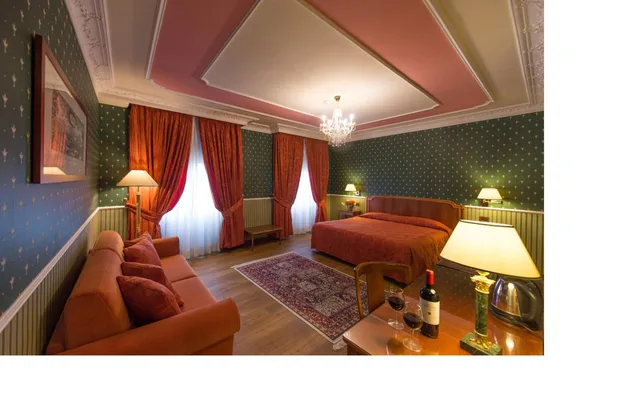 غرفة عائلية بسرير كينج مع أريكة، Strozzi Palace Hotel 4/4