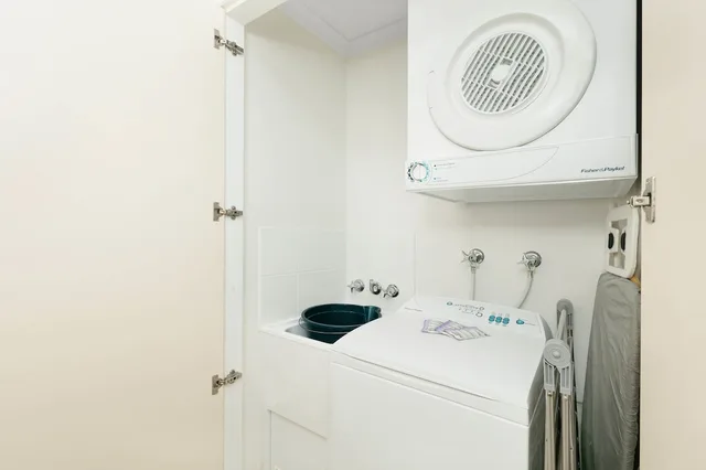 غرفة بسرير كينج وسريرين منفصلين بغرفتي نوم، Mantra Aqueous Port Douglas 7/7