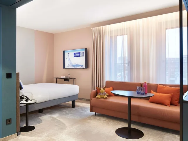 Family, King Bed, Sofa, Novotel Hamburg Central Station 2/6