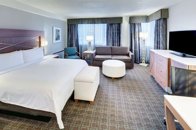 غرفة ركنية بسرير كينج، DoubleTree by Hilton Milwaukee Downtown 2/4