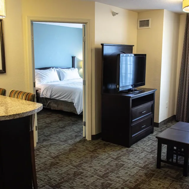 جناح بسرير كينج بغرفة نوم واحدة مع أريكة، Staybridge Suites Minot 3/6
