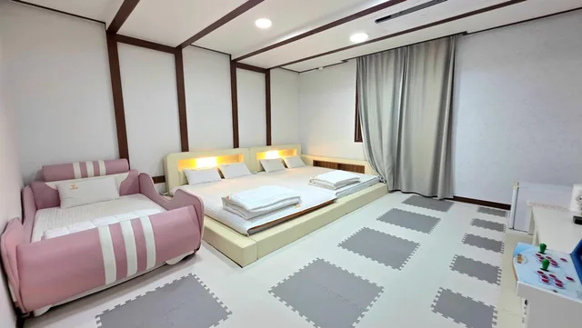غرفة عائلية بسريرين منفصلين وسرير بطابقين، Kids & Family Hotel 1/3