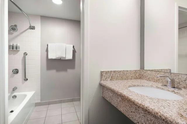 غرفة بسرير كينج مع أريكة، Courtyard By Marriott Boston Norwood Canton 6/8
