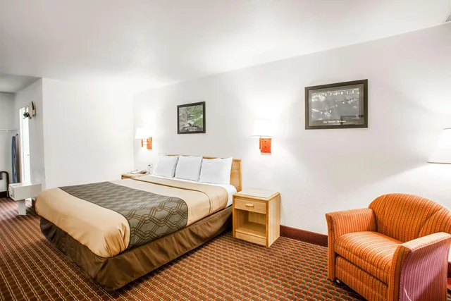 غرفة بسرير كينج، Econo Lodge Truman Inn 2/10