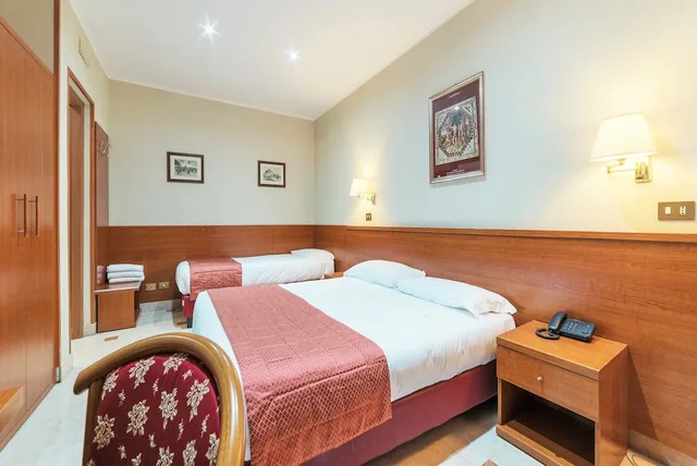 غرفة كلاسيكية بسرير كوين وسرير فردي، Hotel Riviera Fiumicino 2/3