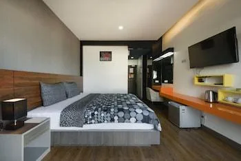 غرفة قياسية بسرير مزدوج وسريرين منفصلين، The Loft Seaside Sriracha Hotel 2/3