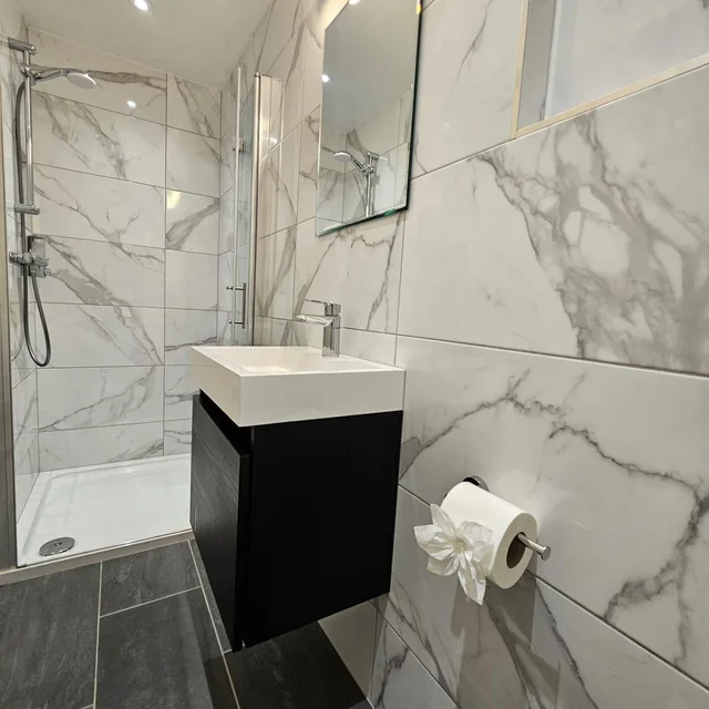 Semi Basement, Family, Private Bathroom، George 6/7