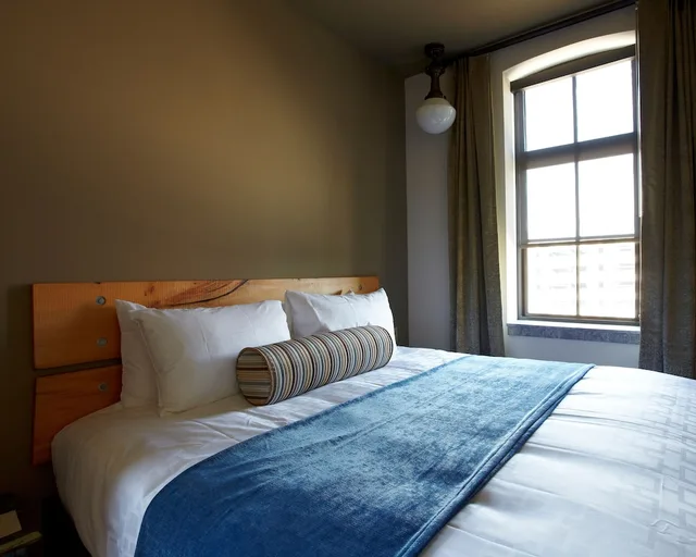 غرفة سوبيريور بسرير كينج مع أريكة، The Brewhouse Inn Suites 1/5