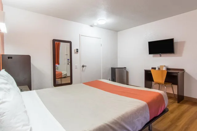 1 Queen Bed - ADA/RI Shower/Non-Smoking، Motel6 Bakersfield, CA - Central 4/8