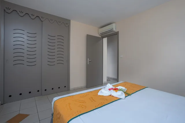 شقة بسرير مزدوج بغرفة نوم واحدة مع أريكة بمطبخ صغير، Karibea Resort Sainte Luce Residence Caribia 2/4